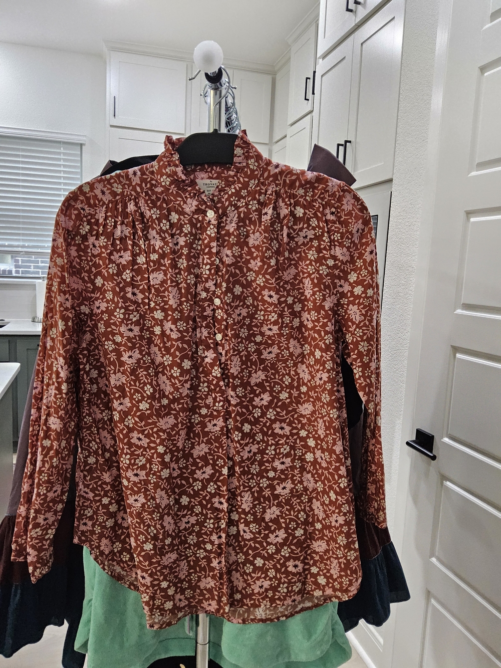 Trovata Rust Floral Ruffle-Neck Button Blouse|| Size Small